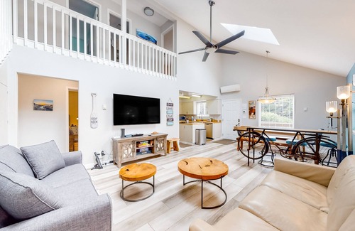 Gleneden Beach Casa | Enchanting home near the coast with hot tub, full kitchen & washer/dryer