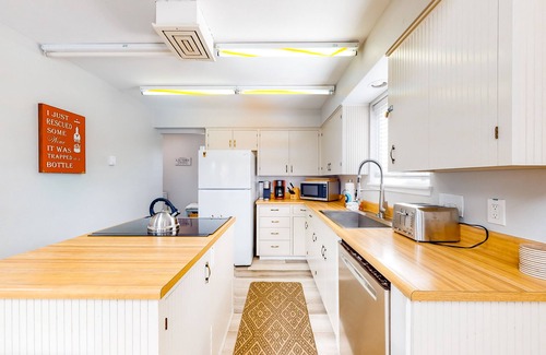 Gleneden Beach Casa | Enchanting home near the coast with hot tub, full kitchen & washer/dryer