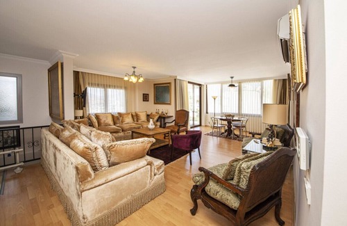 Bodrum City Center Villa | Enchanting House with Backyard in Bodrum