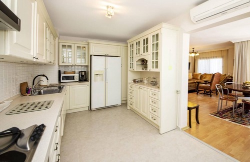 Bodrum City Center Villa | Enchanting House with Backyard in Bodrum