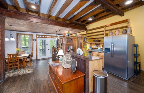 Pottsboro Cabina | Enchanting Lake Texoma Cabin with Hot Tub