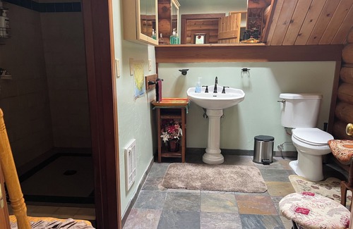 Crescent City Cabina | Enchanting lodge with WiFi in Crescent City
