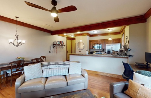 Boone Condominio | Enchanting mountain retreat with pools, hot tubs, fireplace, balcony, & WFH area