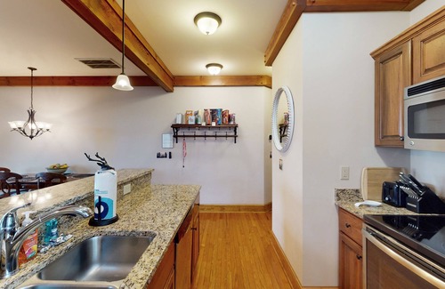 Boone Condominio | Enchanting mountain retreat with pools, hot tubs, fireplace, balcony, & WFH area