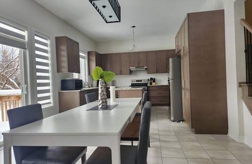 Collingwood Casa | Enchanting Retreat minutes to downtown Collingwood and Blue Mountain Resort