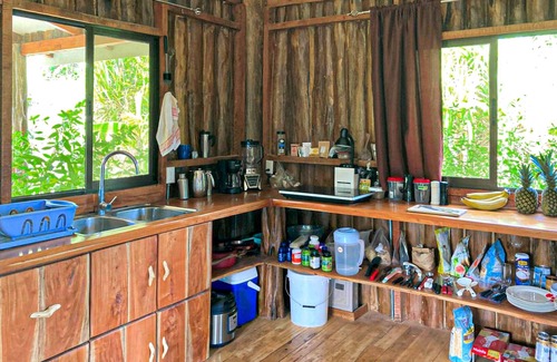 Canton Parrita Cabina | Enchanting Rustic Cabin in Sustainable Community