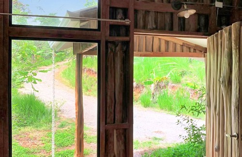 Canton Parrita Cabina | Enchanting Rustic Cabin in Sustainable Community