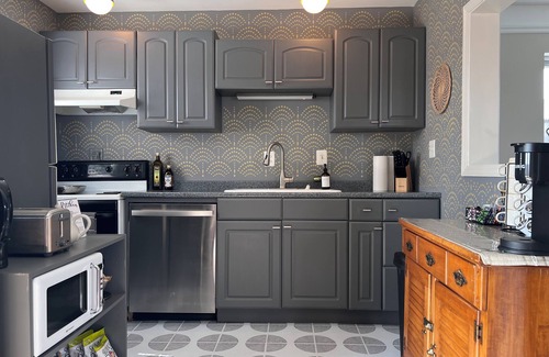 Hamtramck Apartamento | Enchanting Stay above a Craft Cocktail Bar