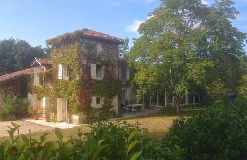 Lussan Casa | Encantadora casa de piedra, piscina, cancha de tenis y varias hectáreas de terreno.