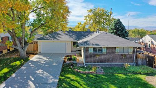 Southeast Casa | Enchanting Upper Unit with City Charm