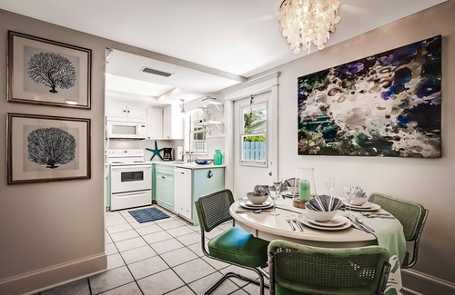 Ilexhurst Cabaña | NEW SUMMER RATES! Private patio-Close to everything & trolley-3min walk to beach