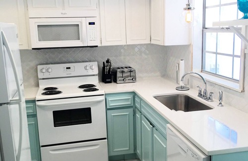 Ilexhurst Cabaña | NEW SUMMER RATES! Private patio-Close to everything & trolley-3min walk to beach
