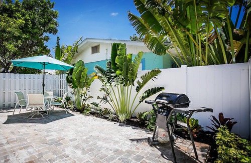 Ilexhurst Cabaña | NEW SUMMER RATES! Private patio-Close to everything & trolley-3min walk to beach