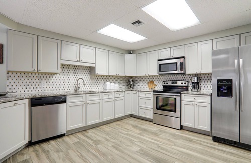 Orange Beach Condominio | Frente a la playa bellamente renovado 2/2 plazas 8