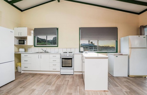 Seventeen Seventy Casa | The Endeavour - Older house on Headlands, Stunning ocean views, Ample boat parking, Pet allowed