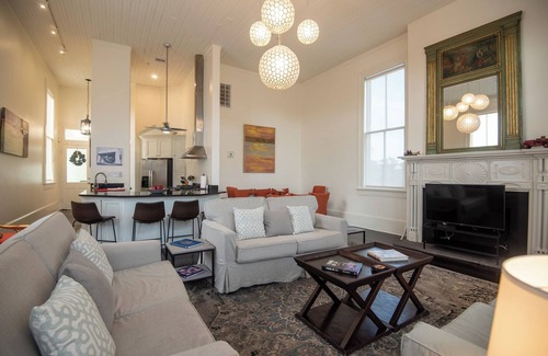 Faubourg Marigny Cama Y Desayuno | Engine 24 Firehouse Penthouse Suite