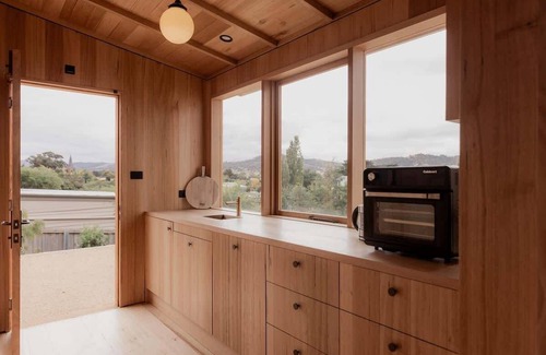 Richmond Casa | 'Engineers Hut 1823' in Historic Richmond
