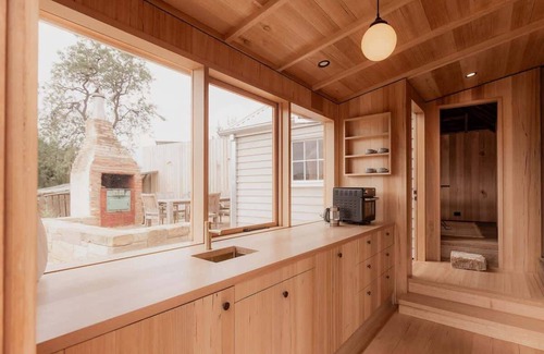 Richmond Casa | 'Engineers Hut 1823' in Historic Richmond