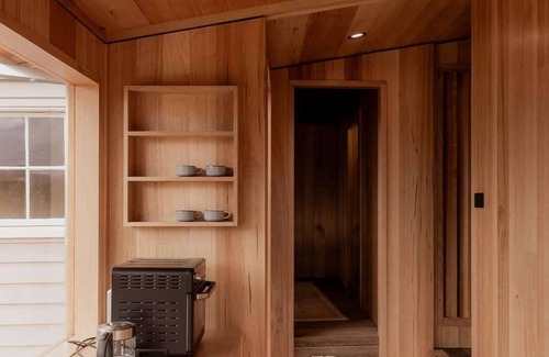 Richmond Casa | 'Engineers Hut 1823' in Historic Richmond