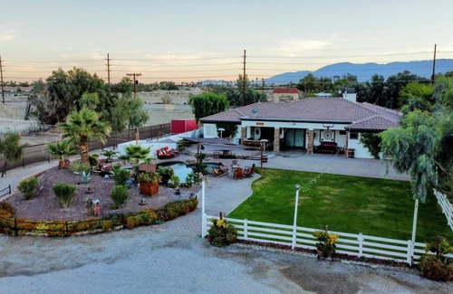 Indio Casa | ¡Disfruta de 5 acres de privacidad y diversión!