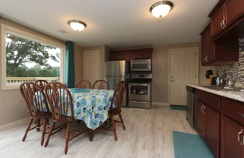 Perryville Casa | Disfrute de un lago de 17 acres en The Cash Lodge