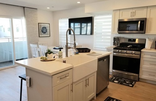 Silver Strand Casa | Enjoy a 3-bedroom 2 bath vacation home steps to Silver Strand Beach