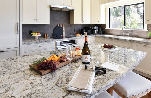 Napa Condominio | Enjoy a glass of wine & watch Napas stunning sunsets from sofa on huge deck! 3ba