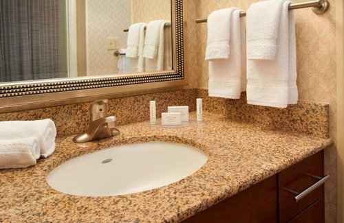 Warren Hotel | Enjoy a Hassle-Free Stay! Close to Freedom Hill Amphitheatre, Free Breakfast!