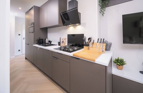 Lieren Casa | Enjoy a holiday home in the wooded nature of the Veluwe, complete with modern amenities and a stylish pergola and electric outdoor fireplace for optimal comfort.