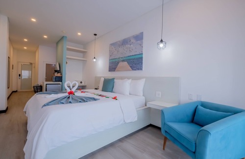 San Pedro Hotel | Enjoy a king bedroom and private bathroom with sunset or sunrise views