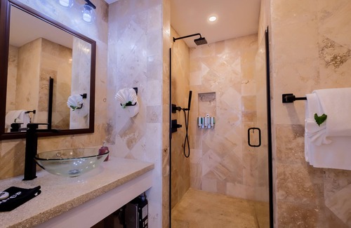 San Pedro Hotel | Enjoy a king bedroom and private bathroom with sunset or sunrise views