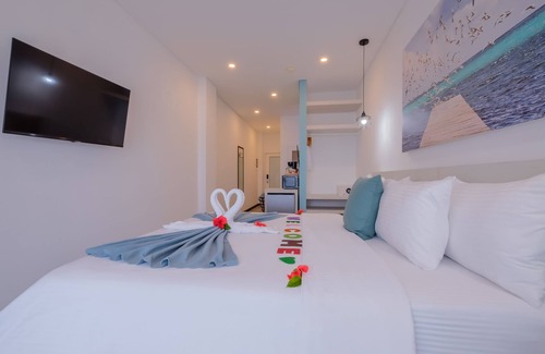 San Pedro Hotel | Enjoy a king bedroom and private bathroom with sunset or sunrise views