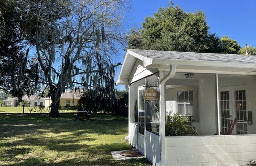 Bartow Casa | Enjoy a little bit of country in the city