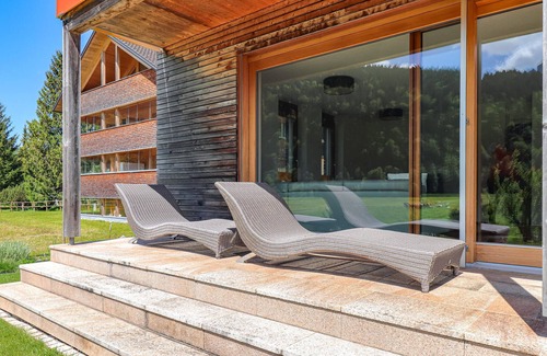 Bizau Apartamento | Enjoy a lovely break close to nature in this holiday apartment with access to a pool and sauna.