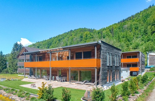 Bizau Apartamento | Enjoy a lovely break close to nature in this holiday apartment with access to a pool and sauna.