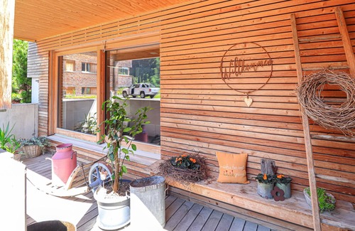 Bizau Apartamento | Enjoy a lovely break close to nature in this holiday apartment with access to a pool and sauna.
