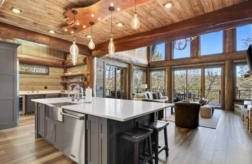 Epworth Cabina | Enjoy a Luxe Riverfront Retreat at Miracle Creek
