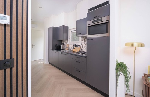 Lieren Casa | Enjoy a luxurious holiday home for 4 people in the wooded nature of the Veluwe, complete with modern amenities, air conditioning, a stylish pergola, and a cozy lounge area with an outdoor fireplace for ultimate comfort and ambiance, both day and nigh