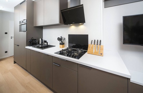 Lieren Casa | Enjoy a luxury holiday home in the wooded nature of the Veluwe, featuring modern amenities, air conditioning, and a stylish pergola with electric fireplace for optimal comfort.