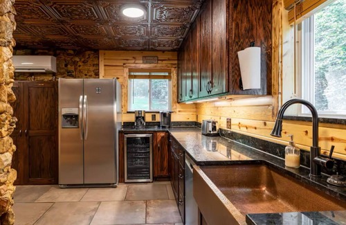 Shenandoah Cabina | Enjoy a nature retreat in this secluded 4 bedroom lodge in Shenandoah,Virginia.