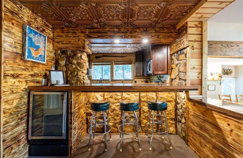 Shenandoah Cabina | Enjoy a nature retreat in this secluded 4 bedroom lodge in Shenandoah,Virginia.
