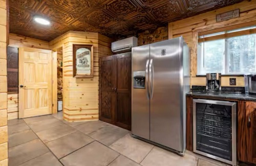 Shenandoah Cabina | Enjoy a nature retreat in this secluded 4 bedroom lodge in Shenandoah,Virginia.