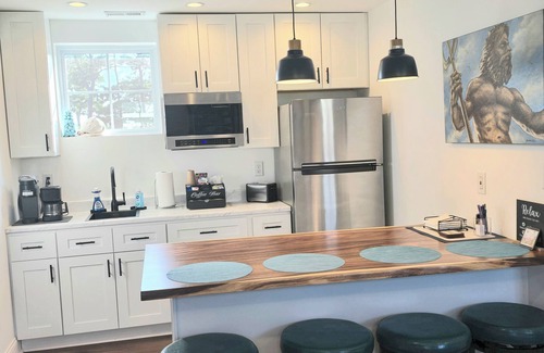 Northeast Virginia Beach Apartamento | Enjoy a private stay just 4 blocks to Oceanfront and vibrant Boardwalk!