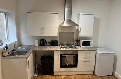 Wednesbury Apartamento | Enjoy a spacious lounge with a cozy sofa bed and a private ensuite bedroom