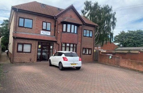 Wednesbury Apartamento | Enjoy a spacious lounge with a cozy sofa bed and a private ensuite bedroom
