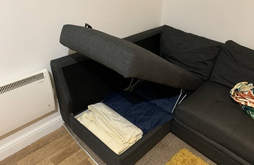 Wednesbury Apartamento | Enjoy a spacious lounge with a cozy sofa bed and a private ensuite bedroom