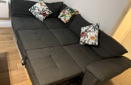 Wednesbury Apartamento | Enjoy a spacious lounge with a cozy sofa bed and a private ensuite bedroom