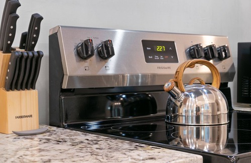 Hazel Park Casa | Enjoy a stay in this stylish 2 bedroom 1 bath home in Hazel Park