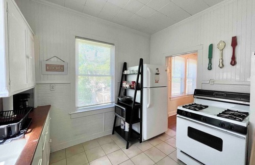 Oaks Historic District Casa | Enjoy a stylish experience at this centrally-located duplex
