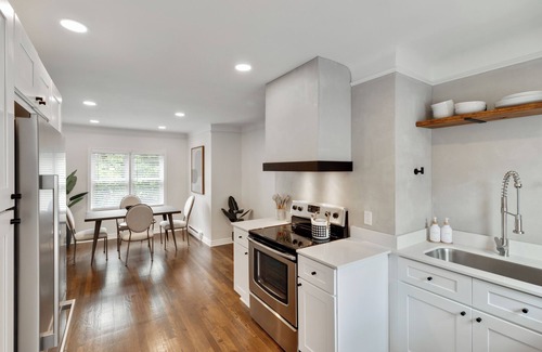 Huntington Woods Apartamento | Enjoy a stylish experience at this unique, modern flat